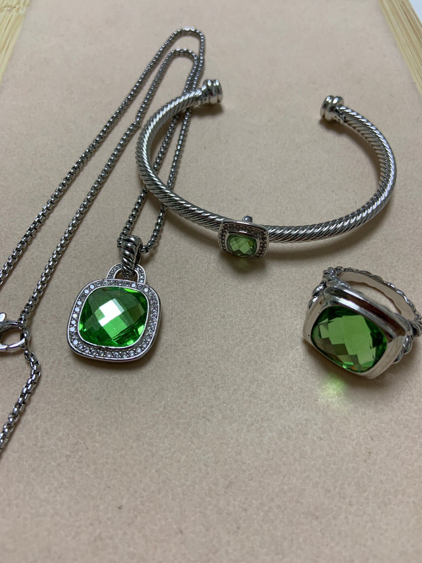 DY green stone set